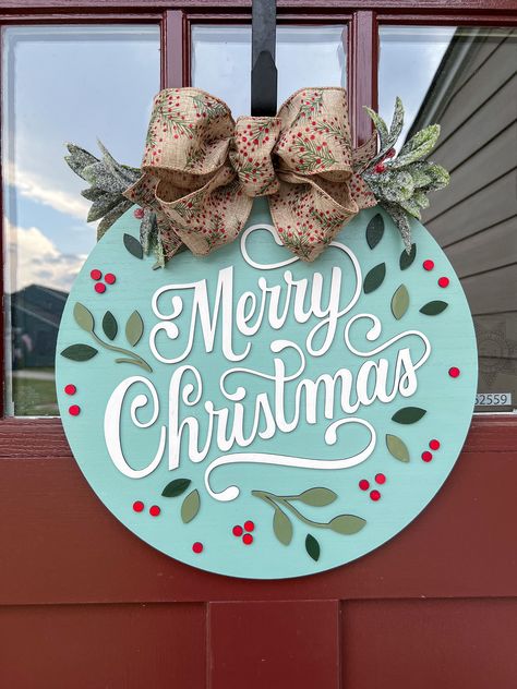 Round Christmas Signs Diy, Christmas Doorhangers, Cricut Noel, Christmas Signs Diy, Wood Art Projects, Christmas Decorations Diy Outdoor, Christmas Card Crafts, Christmas Door Hanger, Christmas Sign