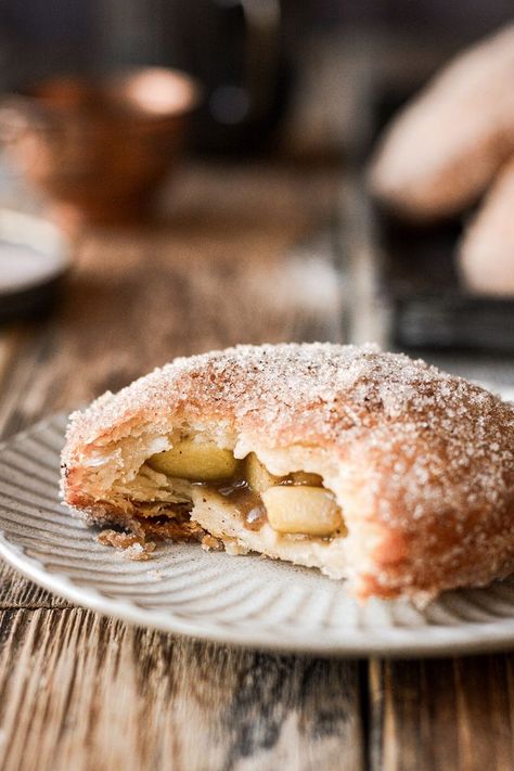 Flaky apple hand pies, filled with juicy apples and coated in cinnamon sugar. Mini Apple Hand Pies, Cinnamon Sugar Apples, Hand Pie Recipes, Apple Hand Pies, Pie Pops, Afternoon Tea Recipes, Mini Apple Pies, Good Pie, Apple Pies