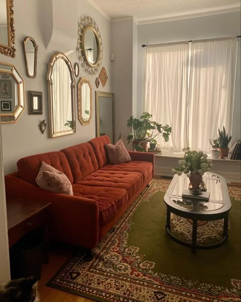 Green Aesthetic Vintage Living Room, Italian House Aesthetic Living Room, Row Home Decor, Aesthetic Living Room Ideas Apartment Vintage, Vintage Decorating Ideas For The Home Living Rooms Small Spaces, Cozy Vintage Home Aesthetic, Vintage House Decor Aesthetic, Ny Townhouse Interior, Square Couch Living Rooms