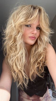 Ideas For Short Curly Hair, 70s Shag Haircut, Shaggy Haircuts For Women, 70s Haircuts, Internal Layers, 70s Shag, 90s Haircuts, Rocker Hair, Shaggy Long Hair