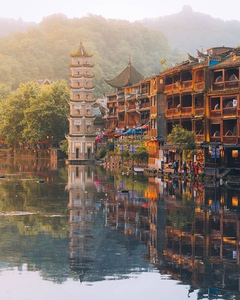 2,148 Me gusta, 65 comentarios - China Highlights (@chinahighlights) en Instagram: "Fenghuang Ancient Town - the mysterious land of west Hunan.🇨🇳 📷: @cocoanext #fenghuang #ancienttown…" Shanghai Travel, Hunan China, Explore China, Visit China, Instagram Locations, Alternate Worlds, Best City, China Travel, Best Cities