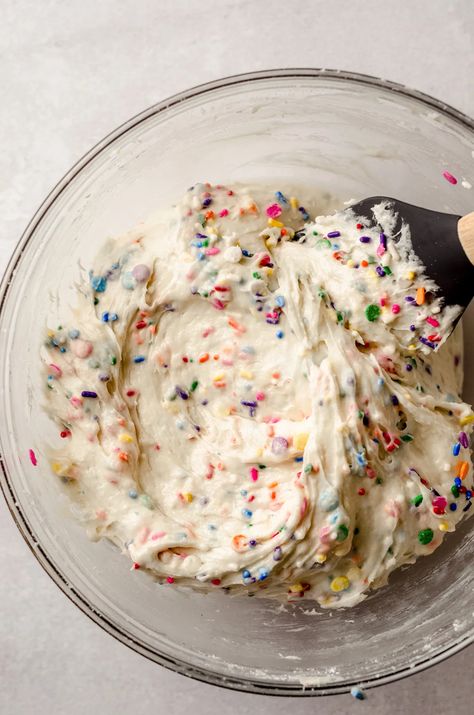 funfetti dip Cake Batter Frosting, Cake Batter Aesthetic, Sweet Party Dips, Confetti Dip Recipe, Edible Cake Batter Recipe, Funfetti Dip With Cream Cheese, Funfetti Cake Dip Recipe, Edible Cake Batter, Funfetti Dip With Pudding