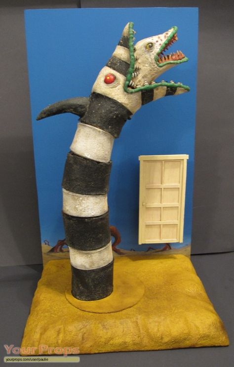 Beetlejuice sand worm Beetlejuice Snake Diy, Beetlejuice Clay Art, Beetlejuice Diorama, Sand Snake Beetlejuice, Beetlejuice Sculpture, Sand Worm Beetlejuice, Beetle Juice Sandworm, Beetlejuice Worm, Beetlejuice Diy