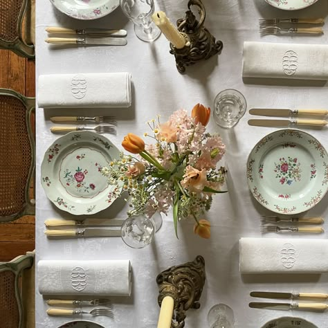 In the mood for cozy gatherings 🍂 #antiquetable #tablescape #tablestyling #tabledecor #maisonfete Mismatched Tablecloths, Mix And Match Tablescape, Antique Table, Tablescapes, Wedding Table, Table Decorations