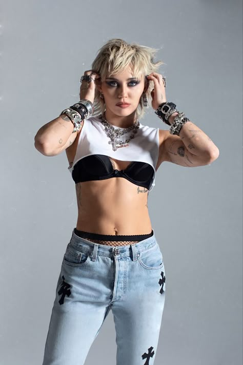 Miley Cyrus Costume, Miley Cyrus Outfit, Miley Cyrus Show, Miley Cyrus Fan, Miley Cyrus Photoshoot, Miley Cyrus Style, Noah Cyrus, Liam Hemsworth, Hannah Montana