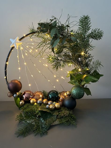 Dekoratívne Vence, Christmas Decorations Centerpiece, Christmas Float, Christmas Centerpieces Diy, Beautiful Christmas Decorations, Christmas Themes Decorations, Candyland Decorations, Christmas Arrangements, Holiday Crafts Christmas