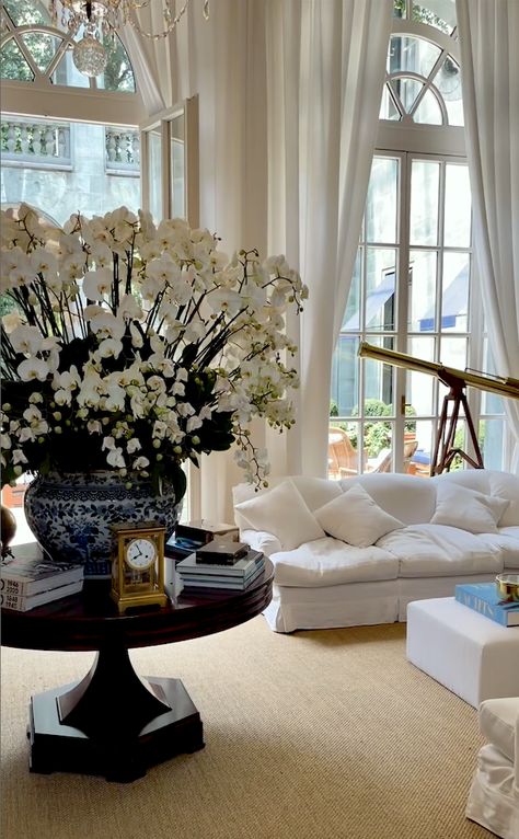 Ralph Lauren Inspired Dining Room, Ralph Lauren Inspired Interiors, Hamptons House Living Room, Ralph Lauren Inspired Home Decor, Ralph Lauren Hamptons Style, Ralph Lauren Interior Design Living Room, Ralph Lauren House Interior Design, Ralph Lauren Decor Style, Ralph Lauren Home Office