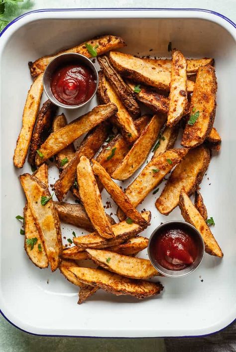 Oven baked potato wedges give you crispy homemade fries without frying! These are the perfect side for summer burgers and sandwiches. #potatowedges #potatoes #sidedish Crispy Homemade Fries, Oven Baked Potato Wedges, Oven Baked Potato, Football Recipes, Summer Burgers, Baked Potato Wedges, Potato Wedges Baked, Homemade Fries, Heart Recipes