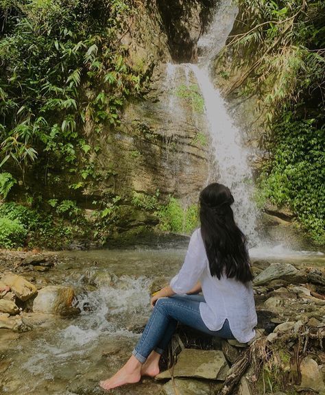 Pose For Waterfall, Poses Near Waterfall, Waterfall Poses, Waterfall Picture Ideas, Poses In Nature, Mountain Photo Ideas, Waterfall Aesthetic, Aesthetics Photography, Travel Pose