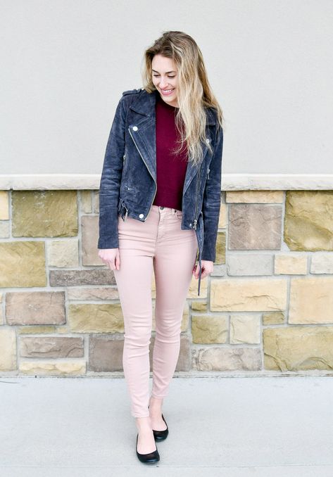 Blush and burgundy fall outfit — Cotton Cashmere Cat Hair Pink Pants Outfit Fall, Pink Jeans Outfit, Jean Outfit Ideas, Pink Pants Outfit, Grey Suede Jacket, Light Pink Pants, Light Pink Jeans, Jeans Rosa, Jean Outfit