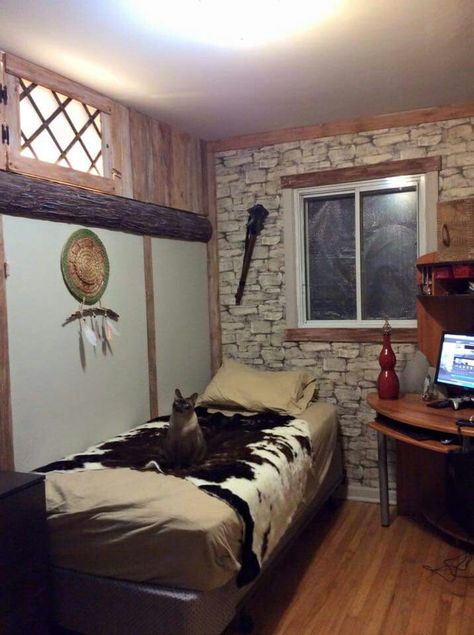 Bedroom skyrim style...<<<It needs wooden bowls and lydia sitting at your desk eating all the bread. Warhammer Bedroom Ideas, Skyrim Bedroom Ideas, Skyrim Room Decor, Skyrim Bedroom, Skyrim Room, Skyrim Ideas, Skyrim Decor, Skyrim Crafts, Skyrim House