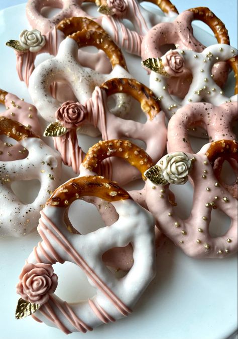 Sweet Sixteen Desserts, Chocolate Covered Wedding Treats, Dusty Rose Dessert Table, Chocolate Dipped Pretzels Wedding, Quince Treats Table, Dessert Ideas For Quinceañera, Rose Gold Chocolate Covered Oreos, Pink Dipped Pretzels, Pink And Gold Treats