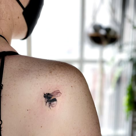 Good Tattoo, Bumble Bee Tattoo, Vegan Tattoo, Tattoo Clothing, Botanical Tattoo, Bee Tattoo, Designer Art, Feminine Tattoos, Mini Tattoos