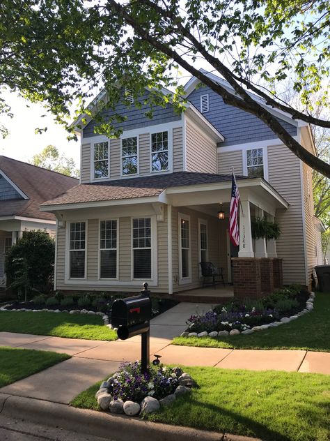 Average American House, Dream Home Outside View, Suburban American House, New York Suburbs Houses, American Houses Inside, Usa House Design, American Neighbourhood, American Suburban House, American House Aesthetic