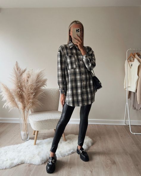 Check Shirt Outfit Women, Loafers Outfit Winter, Platform Loafers Outfit, Mocassin Outfit, Gray Shirt Outfit, Chunky Loafers Outfit, Checked Shirt Outfit, Long Shirt Outfits, Black Loafers Outfit