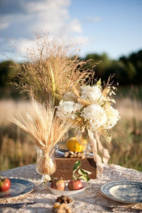 Country Chic Fall Wedding Inspiration - The Sweetest Occasion | The Sweetest Occasion Harvest Wedding, Deco Champetre, Fall Wedding Centerpieces, Country Chic Wedding, Fall Country, Chic Flowers, England Wedding, Wedding Inspiration Fall, Diy Decorations