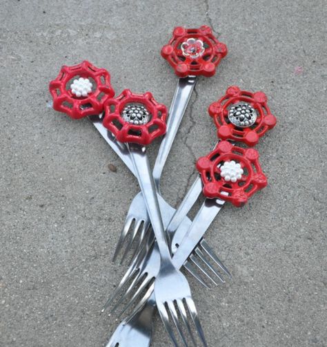 Screw Flowers, Faucet Flowers, Junk Crafts, Sound Garden, Recycled Garden Art, Unique Garden Art, Silverware Art, Diy Garden Fountains, Birthday Presents For Mom