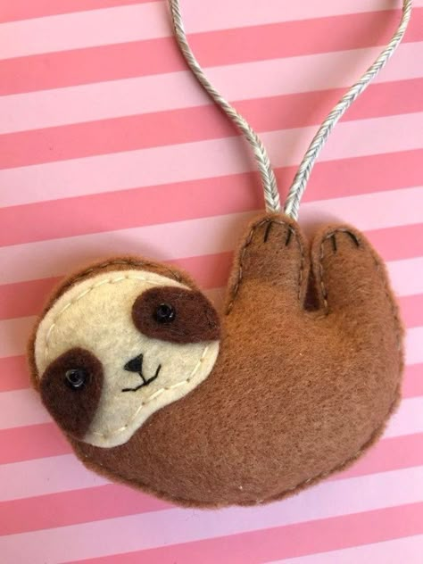 Sloth Felt Ornament, Sloth Felt Pattern, Things To Make With Felt, Sloth Character, Felt Sloth, Felt Critters, Plush Christmas Ornaments, Felting Crafts, Christmas Nursery