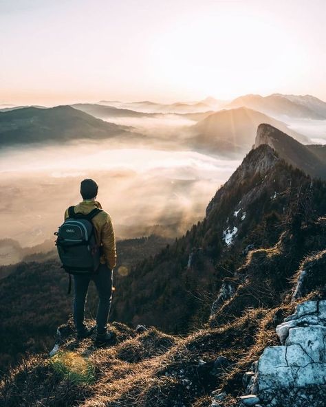 Trekking Photography Poses Men, Trekking Photoshoot, Mountain Portrait Photography, Hiker Photography, Hiking Instagram Pictures, Adventure Portraits, Hiking Photoshoot, Mountain Hiking Aesthetic, Hiking Poses