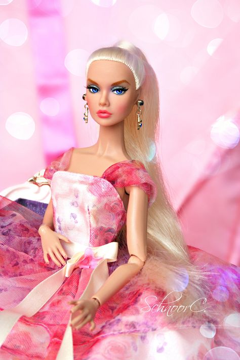 Barbie Repaint, Fashion Barbie Dolls, Princess Makeover, Disney Princess Makeover, Classy Looks, Who Wore It Better, Parker Dress, Barbie Gowns, Toys Barbie