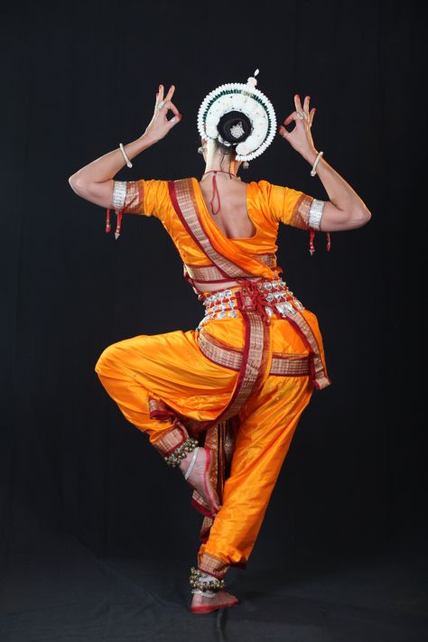 Odissi Dance Poses, Bharatanatyam Costume, Bharatanatyam Dancer, Indian Classical Dancer, Bharatanatyam Poses, Dance Forms, Dance Of India, Dancing Drawings, Indian Classical Dance