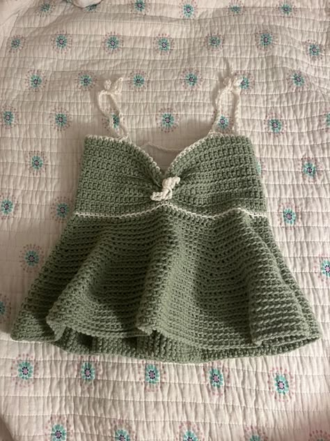 Crochet Top For Summer, Crochet Tops For Summer, Cute Summer Crochet Tops, Green Top Crochet, Crochet Fitted Top, Crochet Green Top, Things To Crochet With Green Yarn, Crochet Ideas For Summer, Green Crochet Summer Top