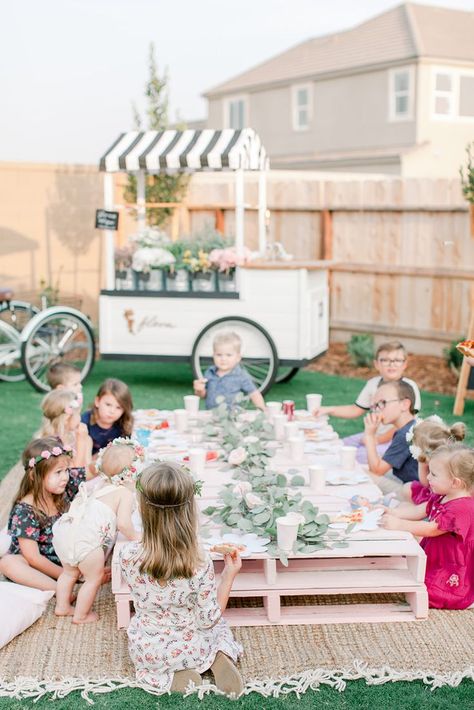 Fairy Garden Tea Party, Kids Gardening Party, Kids Party Tables, Kids Tea Party, Backyard Birthday Parties, Fairy Garden Birthday Party, Picnic Birthday Party, Kids Picnic, Garden Tea Party