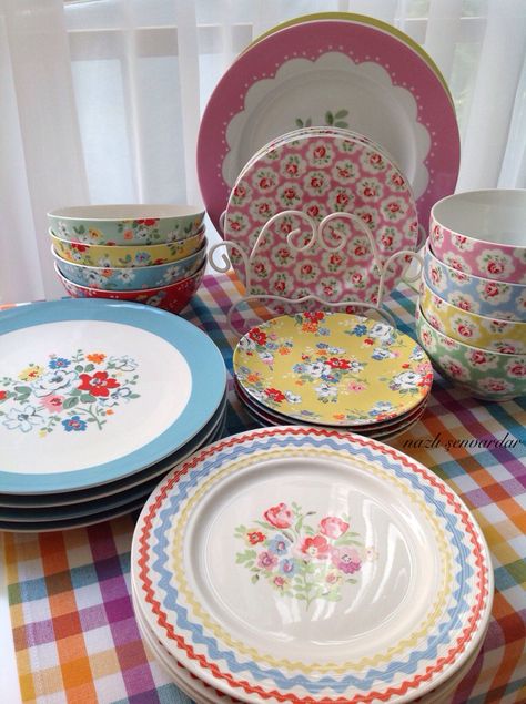 My Cath Kidston plates Cath Kidston love #kitchen #cathkidston #plates #dinnerplate #sideplate #bowls #table #tabledecoration #runner Cath Kidston Kitchen, Kitchen Kawaii, Gallbladder Diet, Sweet House, Lovely Kitchen, Green Gate, Pretty Dishes, Pretty Room, Emma Bridgewater