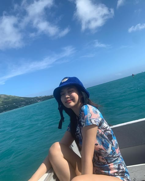 jennie pics on Twitter: "jennierubyjane: Surfing sounded fun until this photo… " 사진 촬영 포즈, Dara Kpop, Jennie Ruby Jane, Girlfriend Material, Jennie Kim Blackpink, Ruby Jane, Blue Ivy, Jairzinho, Blackpink Photos