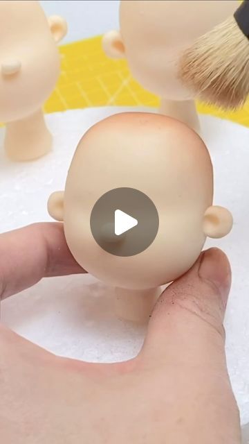 Fondant Hair, Polymer Clay People, Fondant Cakes Birthday, Fondant Figures Tutorial, Clay People, Clay Figurines, Cake Topper Tutorial, Head Model, Yellow Bee