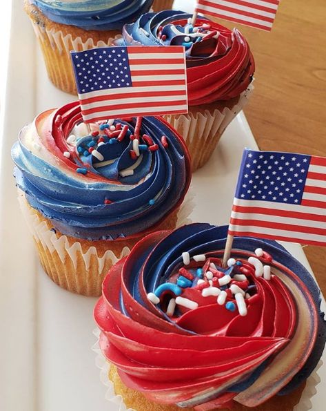 Even if you're feeling a little less than patriotic this 4th of July, our flag cupcakes are still perfect for your bbq! Independence Day Cupcakes, American Flag Cupcakes, 4th Of July Cupcakes Ideas, Fourth Of July Cupcake Ideas, Patriotic Cupcakes Ideas, 4th Of July Cupcake Ideas, Firework Cupcakes, July 4th Cupcakes, Cupcakes 4th Of July