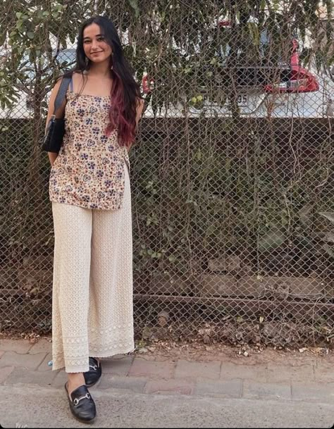 Summer Outfit Indian, Sleeveless Short Kurtis For Jeans, India Holiday Outfits, Kurti Inspo For College, India Casual Outfit, Desi Fusion Outfits Casual, Desi Summer Outfits, Short Kurta Outfit, Kurta Outfits Women Casual