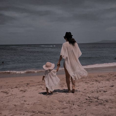 Mom And Daughter Beach Outfits, Beach Pictures With Daughter, Mommy And Daughter Beach Pictures, Mother Daughter Beach Photoshoot, Aesthetic Mother And Daughter, Mom And Daughter Beach Photo Ideas, Aesthetic Mom And Daughter, Mum And Daughter Aesthetic, Mother Daughter Beach Pictures