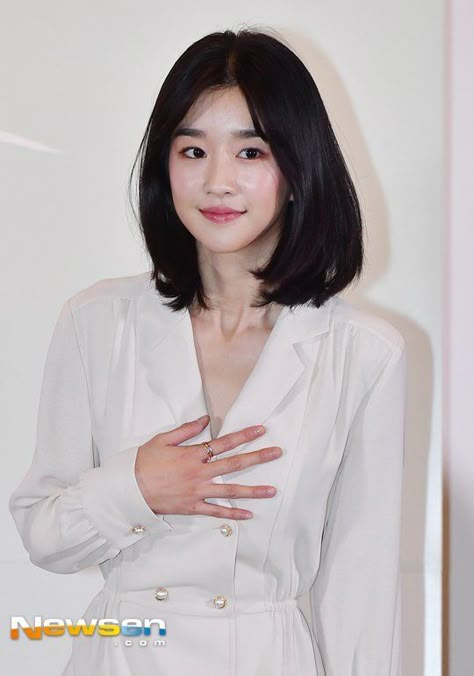 Seo Ye-ji's Mature Look @ HanCinema :: The Korean Movie and Drama Database Seo Ye Ji Haircut, Seo Ye Ji Short Hair, Korean Shoulder Length Hair, Korean Hair Trends, Style Shoulder Length Hair, Glassy Skin, Korean Hairstyles, Ye Ji, Korean Short Hair