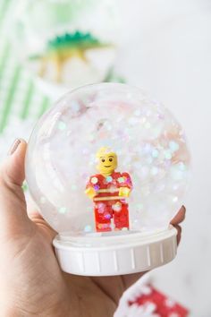 Diy Snow Globe For Kids, Kadinsky For Kids, Globe For Kids, Snow Globe For Kids, Homemade Snow Globes, Homemade Snow, Globe Diy, Kids Globe, Diy Snow