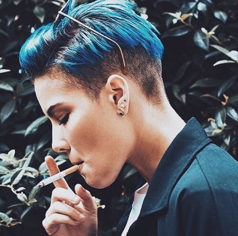 Halsey Hair, Buzzed Hair Women, Short Hair Undercut, Corte De Cabelo Masculino, Short Hair Styles Pixie, Halsey, Pixie Hairstyles, Pixie Haircut, Hair Dos