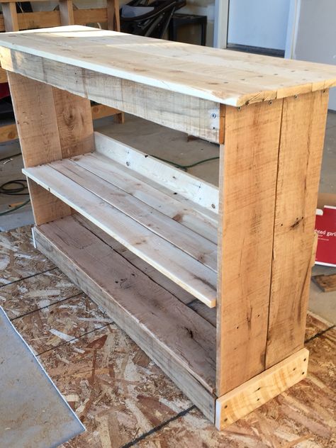 Diy Pallet Projects That Sell, Large Pallet Projects, Simple Pallet Furniture, Boot Shelf Ideas, Pallet Gifts Diy, Reclaimed Pallet Wood Projects, Family Storage Ideas, Simple Pallet Projects, Boot Shelf