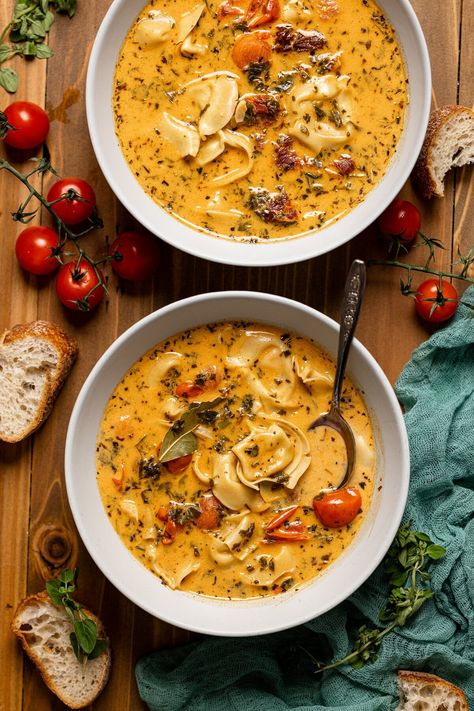 Creamy Tuscan Tortellini Soup, Creamy Tuscan Tortellini, Tuscan Tortellini Soup, Tuscan Tortellini, Soup Simple, Vegetarian Soups, Soup Vegetarian, Tuscan Soup, Soup Pasta