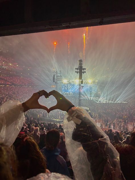 Eras Tour With Friends, Taylor Swift Picture Frame, Eras Tour Crowd, Eras Tour Picture, Eras Tour Picture Ideas, Eras Tour Pictures, Eras Tour Photos, Eras Tour Pics, Swiftie Core