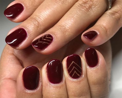 Maroon Short Nails Design, Nail Ideas Indian Wedding, Burgandy Short Nail Designs, Burgundy Nail Art Gold Accents, Elegant Nail Art Short Nails, Mehroon Nails Art, Maroon And Gold Nails Short, Short Nail Designs Maroon, Maroon Nails Gold Accent