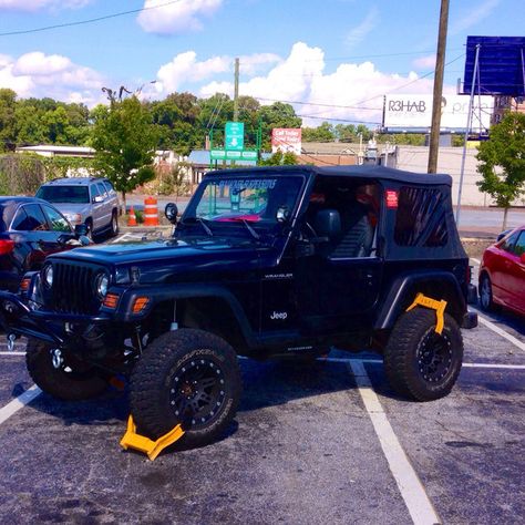 22 Bad Parkers Who Got A Swift Visit From Karma - Gallery Bad Parking Job, Bad Parking, Instant Karma, Smart Auto, Chuck Norris, The Hard Way, Auto Repair, Just Desserts, Funny Photos