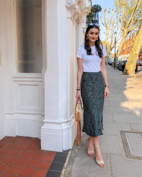 Fashion Long Skirts Style, Casual Long Skirt, Skirt Outfits Elegant, Spring Skirt, Long Skirt Office Outfit, Outfit Rok, Styling Midi Skirts, Casual Chic Classy, Chic Modest Outfits