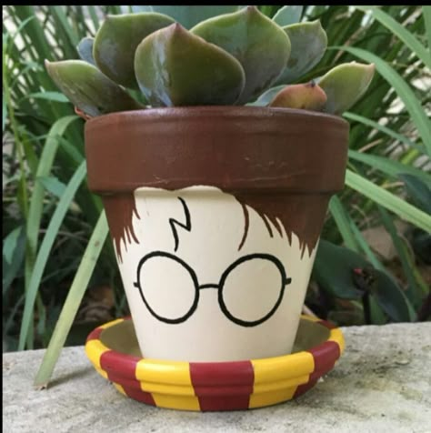 Harry Potter Weihnachten, Diy Harry Potter Crafts, Gryffindor Scarf, Citate Harry Potter, Cumpleaños Harry Potter, Harry Potter Classroom, Painted Pot, Harry Potter Bedroom, Festa Harry Potter