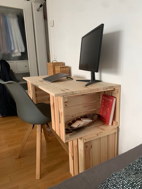 Wooden Crate Desk, Wood Crate Desk, Muebles Caseros Ideas, Wooden Crates Desk, Small Wooden Desk, Crate Desk, Small Room Interior, Pallet Desk, Best Home Office Desk