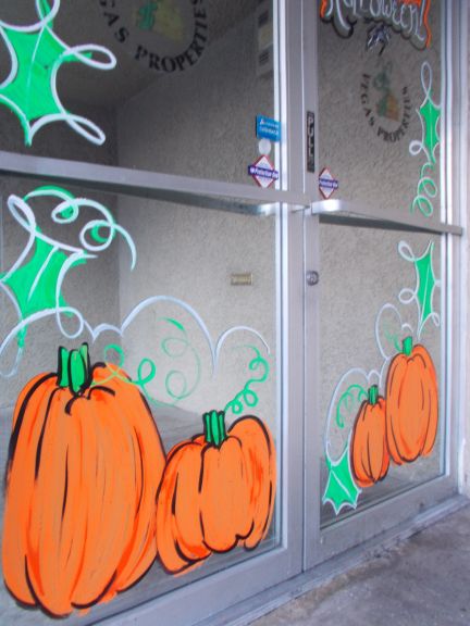 November Window Painting, Thanksgiving Window Painting Ideas, Pumpkin Window Painting, Thanksgiving Window Painting, Fall Window Painting Ideas, Halloween Window Painting Ideas, Fall Window Art, Halloween Window Painting, Halloween Window Art