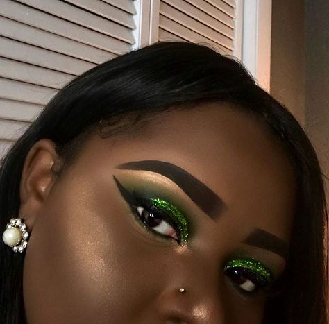 Green Makeup Looks Prom, Princess Tiana Makeup Look, Makeup Ideas Green, Dark Green Makeup, Emerald Green Makeup, Emerald Makeup, Emerald Eye Makeup, Fairy Costume Makeup, Forest Quinceanera