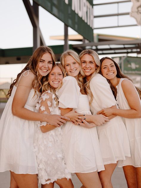 Friend Group Grad Pics, Grad Photoshoot With Friends, Grad Group Photo Ideas, Grad Photoshoot Group, Grad Photoshoot Friends, Friend Cap And Gown Pictures, Cap And Gown Senior Pictures Group, Grad Poses With Friends, Grad Photos Group