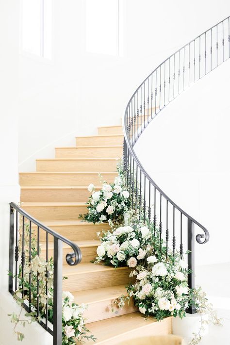 Wedding Staircase Decoration, Wedding Stairs, Wedding Staircase, Staircase Decor, Wedding Details Card, Stair Decor, Deco Floral, Lush Garden, Greenery Wedding