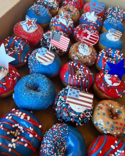 Aesthetic Crafts, Donut Decorating Ideas, Fourth Of July Cakes, Usa Party, Doughnut Shop, Donut Decorations, 4th Of July Parade, Farewell Party, July Ideas