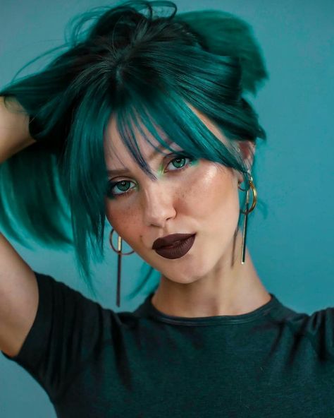 🦄 HAIR FAIRY 🧚 on Instagram: “Shining bright like An Emerald 💚💎 . . . . Credit:@stellacini . . . . Follow us 👉@funhaircolour . . . .#funhaircolour #amazinghaircolor…” Stella Cini, Short Green Hair, Hair Dye Shades, Hair Fairy, Emerald Green Hair, Emerald Hair, Eve Makeup, Nye Makeup, Long Shag Haircut